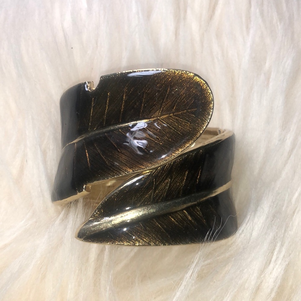 Leaf design bracelet